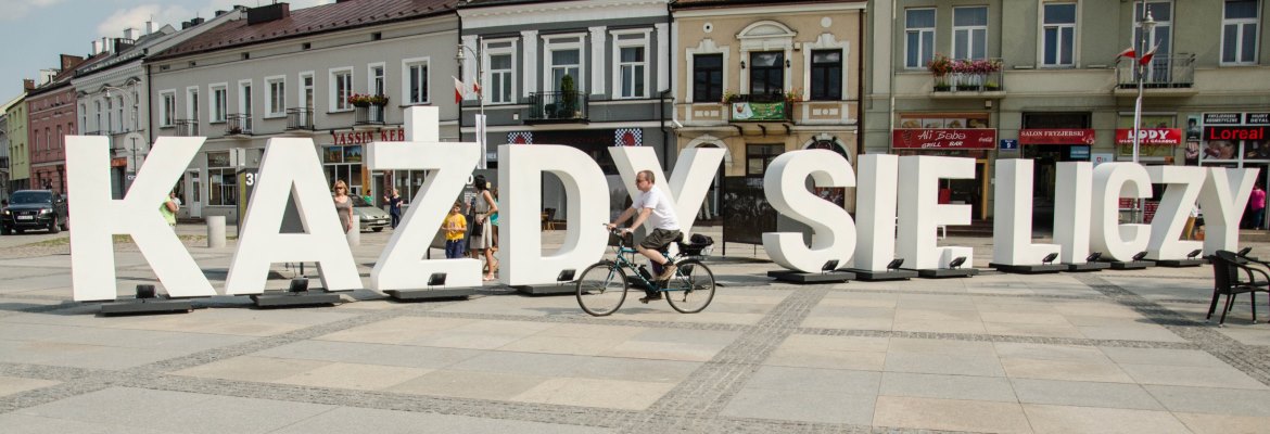 Tymczasowa instalacja na rynku w Kielcach - napis "Każdy się liczy", hasło promujące Wykaz legionistów polskich 1914-1918